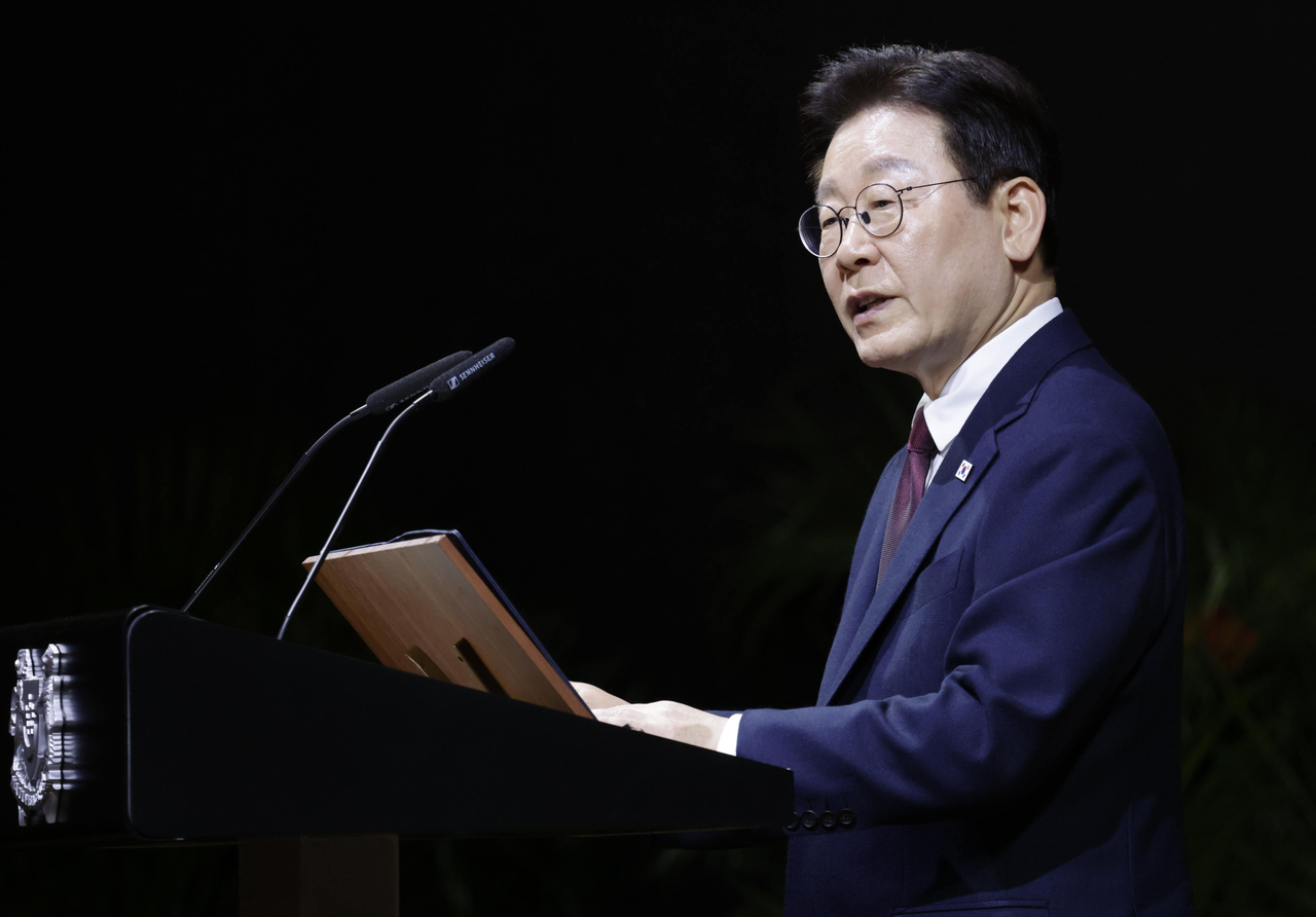 President Lee Jae Myung speaks during a state dinner hosted by Singaporean President Tharman Shanmugaratnam at Capella Singapore on Monday. (Yonhap)
