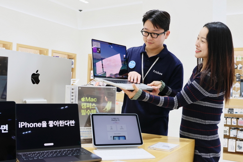 롯데백화점 대구점 1층 ‘프리스비’ 매장을 찾은 고객이 다양한 학업용 IT기기를 살펴보고 있다.[롯데백화점 제공]