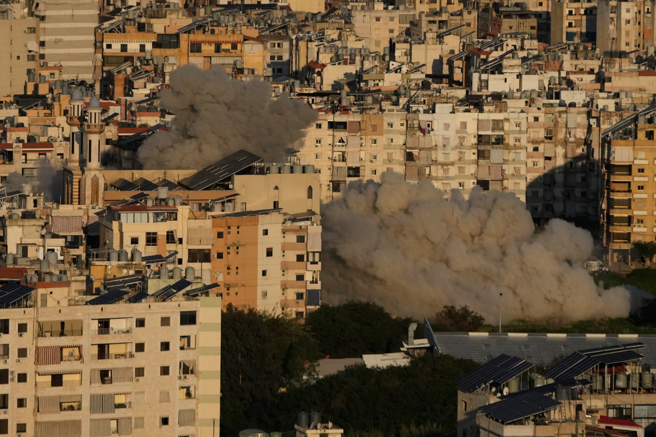 Smoke rises from Israeli airstrikes in Dahiyeh, a southern suburb of Beirut, Lebanon, Tuesday, (AP-Yonhap)