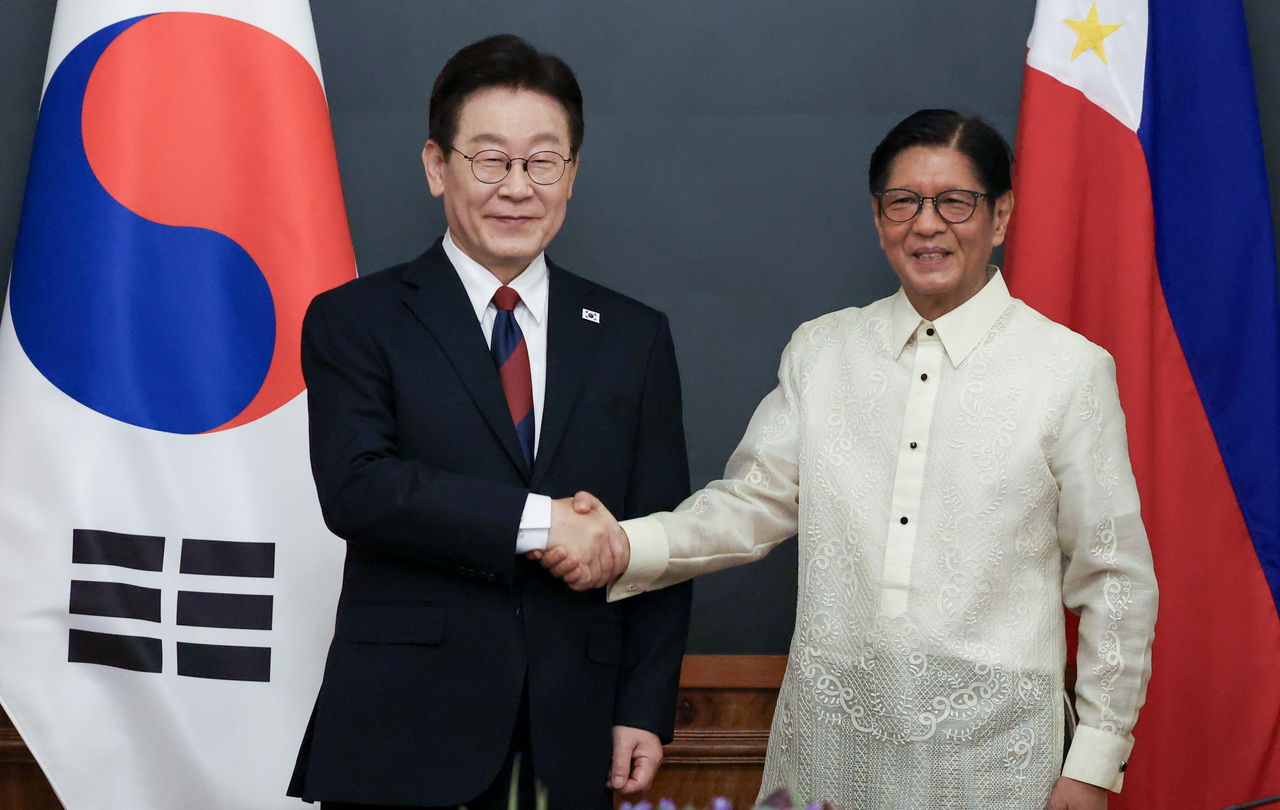 South Korean President Lee Jae Myung (left) and Philippine President Ferdinand Marcos Jr. pose for a photo ahead of their talks at Malacanang Palace in Manila on Tuesday (Yonhap)