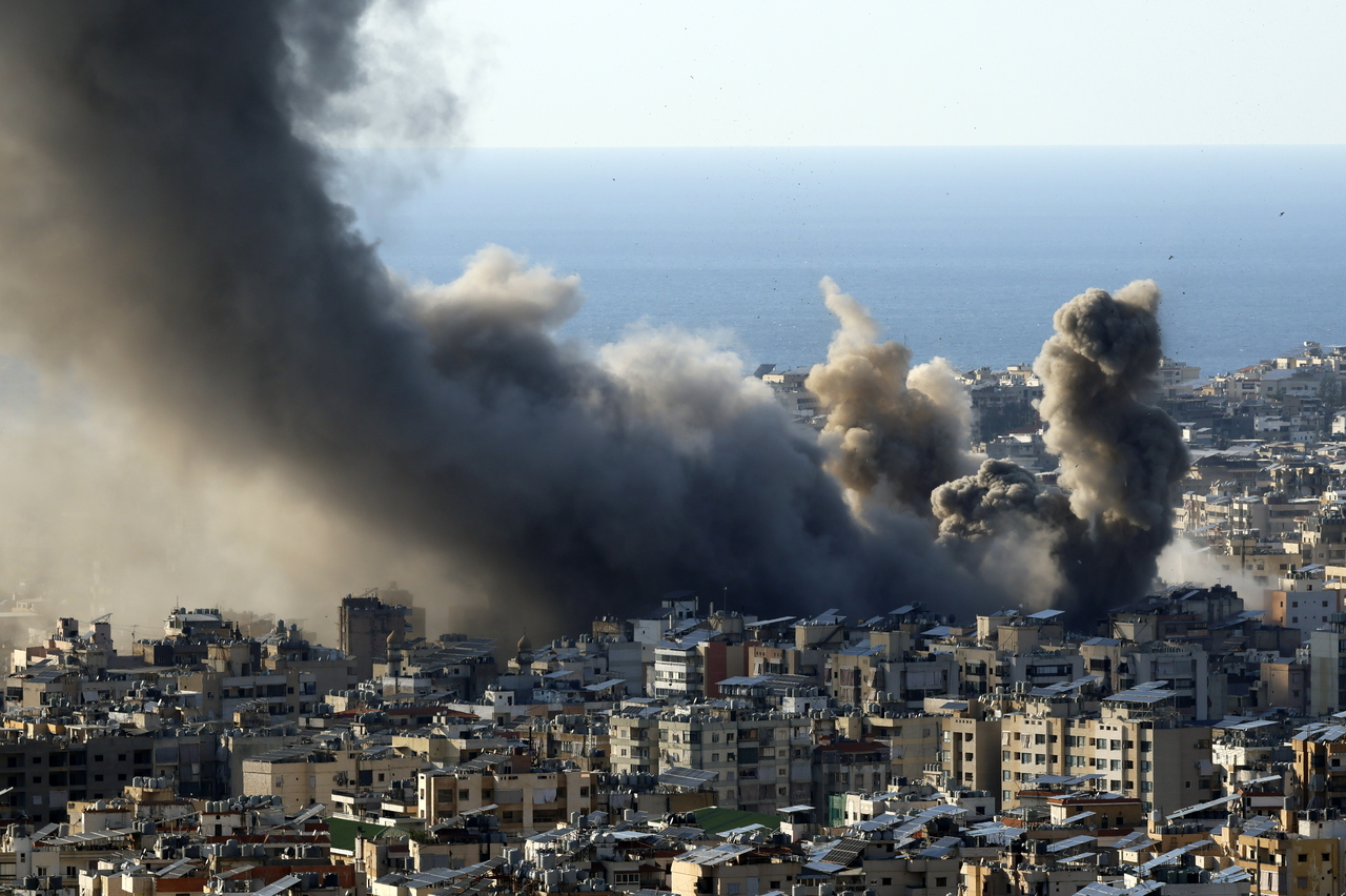 Smoke billows after an Israeli airstrike in Bourj Al Barajneh, in the southern suburbs of Beirut, Monday. (EPA-Yonhap)