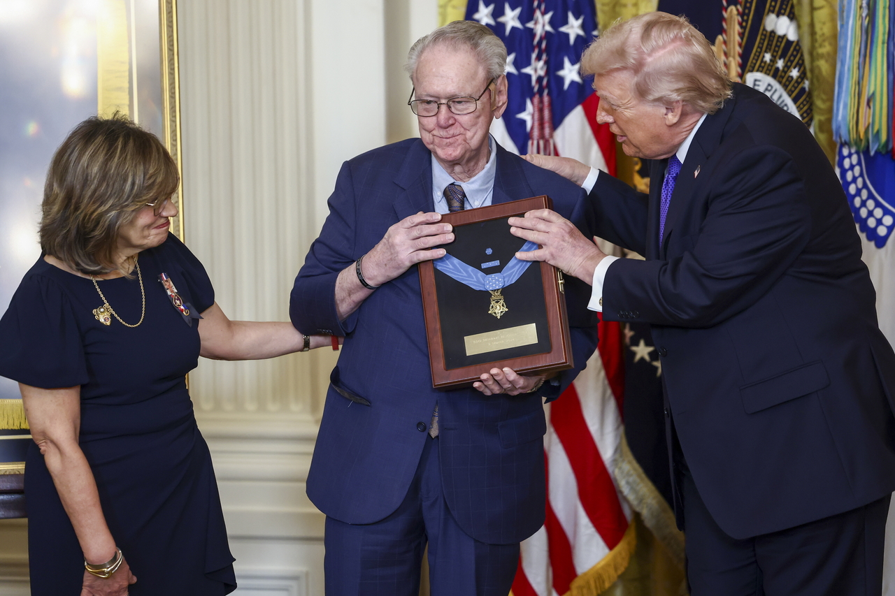 Linda Ollis (left) and Robert Ollis (center), mother and father of Staff Sergeant Michael H. Ollis, accept their son’s posthumous Medal of Honor from US President Donald Trump, at the White House in Washington, Monday.   (EPA-Yonhap)