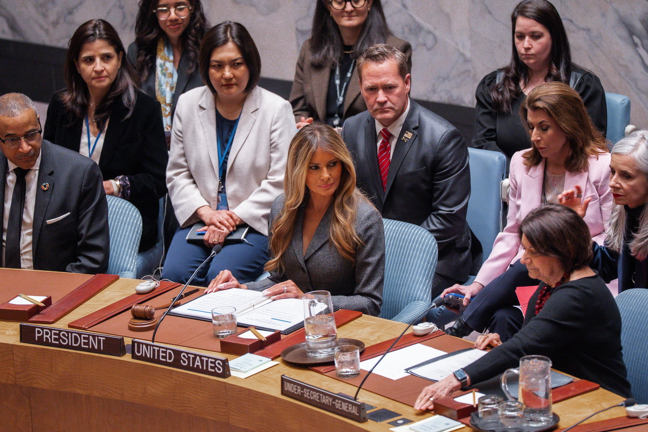 US first lady Melania Trump (center) presides over a UN Security Council meeting in New York, Monday.   (EPA-Yonhap)