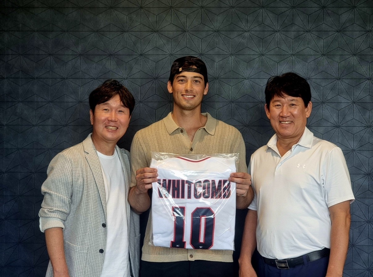 셰이 휘트콤(가운데)이 한국 대표팀 유니폼을 입고 포즈를 취하고 있다. (KBO)