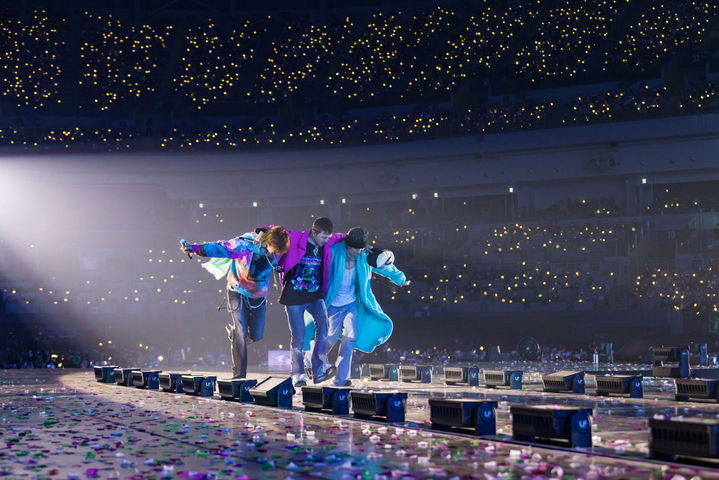 Big Bang members run on the stage at G-Dragon’s third world tour “Ubermensch” at Gocheok Sky Dome in Seoul in December. (Galaxy Corporation)Big Bang members at G-Dragon's