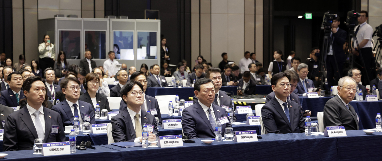 From right: Ryu Jin, chair of the Federation of Korean Industries and head of Poongsan Group; Deputy Prime Minister and Science and ICT Minister Bae Kyung-hoon; Lotte Group Chair Shin Dong-bin; Minister of Trade, Industry and Resources Kim Jung-kwan; and  HD Hyundai Chairman Chung Kisun listen to a speaker during the Korea–Philippines Business Forum attended by President Lee Jae Myung at the Conrad Hotel in Manila, Philippines, Wednesday. (Yonhap)