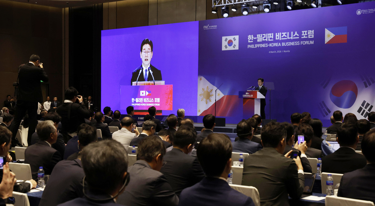 President Lee Jae Myung speaks during the Philippines-Korea Business Forum held at a hotel in Manila on Wednesday. (Yonhap)