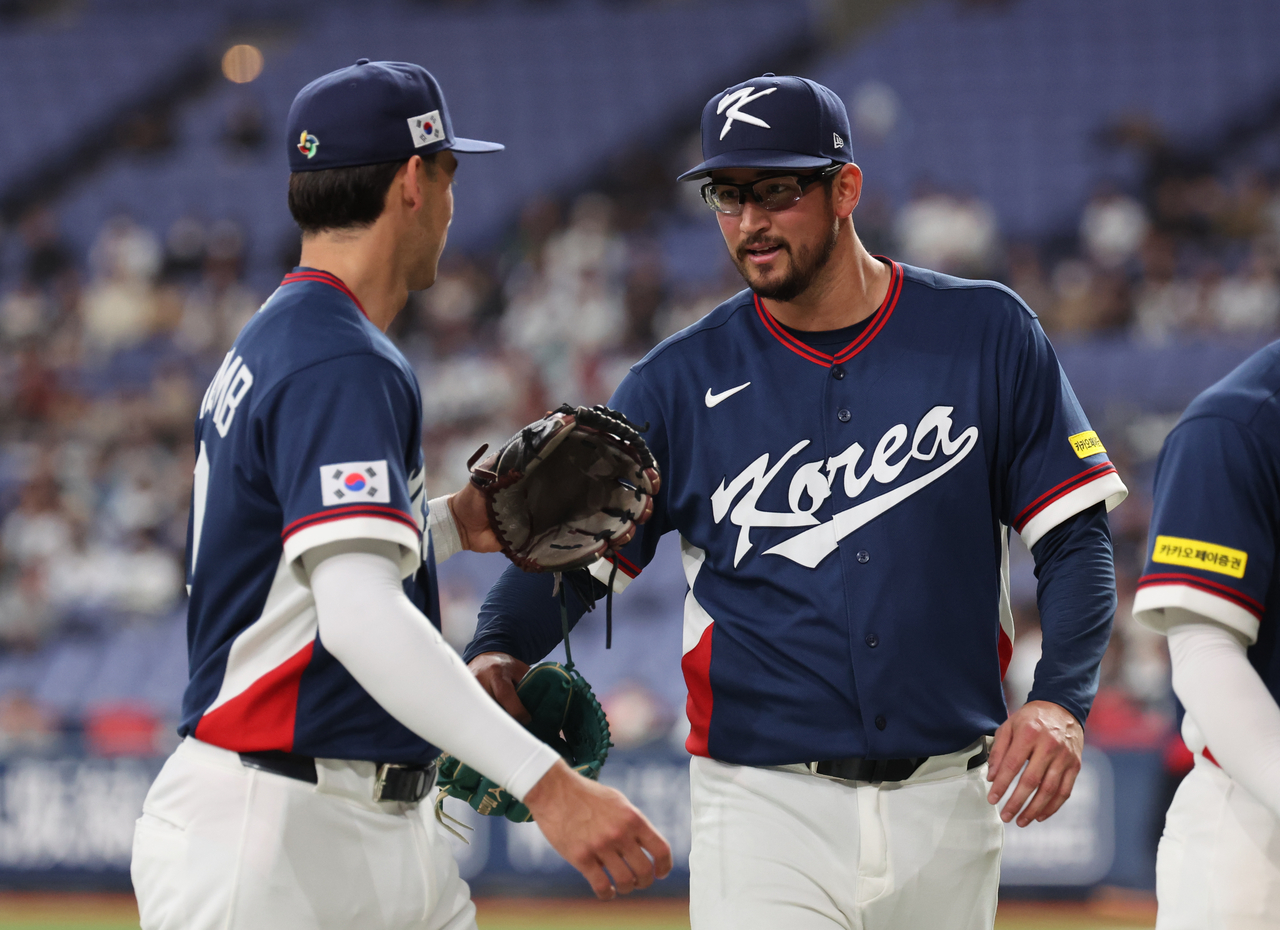 데인 더닝(오른쪽)과 셰이 휘트콤은 화요일 3회 무실점을 기록한 뒤 서로를 격려했다. (연합)