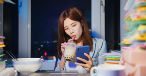 "갑자기 폭삭 늙는다고?"...'노쇠 위험' 48% 치솟게 하는 치명적 버... - 뉴스 썸네일 이미지