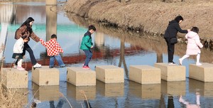Korean happiness hits record high, despite political turmoil: report