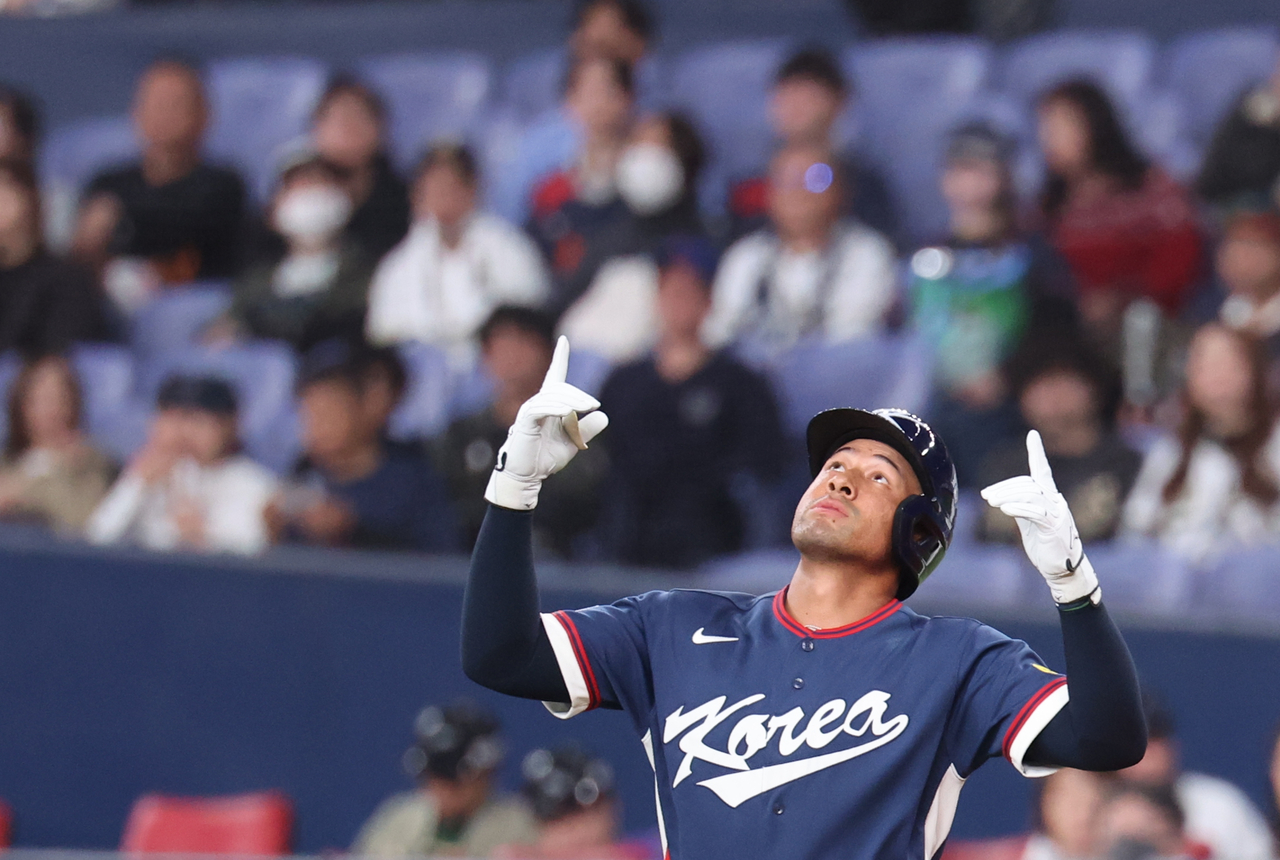 자마이 존스가 2일 일본 오사카 교세라돔에서 열린 월드베이스볼클래식(WBC) 시범경기에서 4회 안타를 터뜨린 뒤 환호하고 있다. (연합)