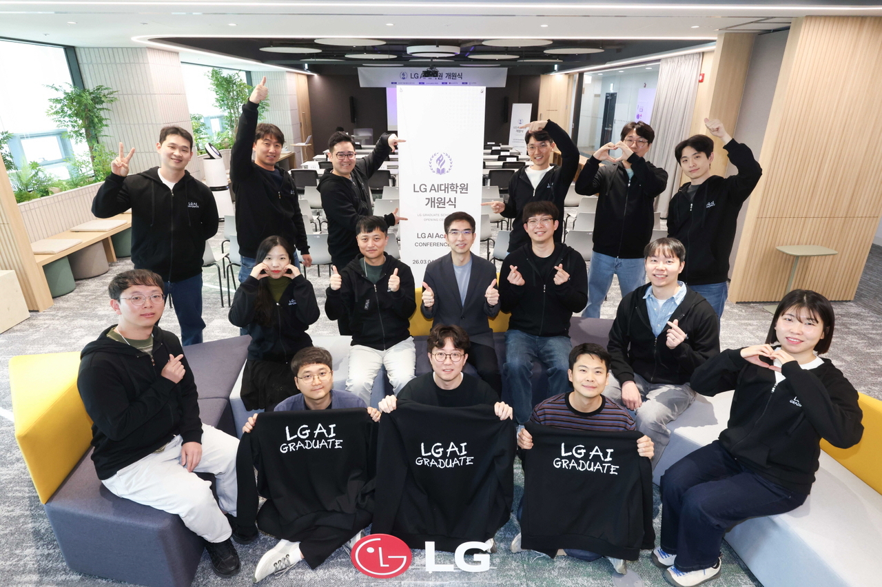 Lee Hong-lak (second row, fourth from left), dean of LG AI Graduate School, poses for a commemorative photo with the first cohort of students at the graduate school's Magok campus in Seoul on Wednesday. (LG Group)