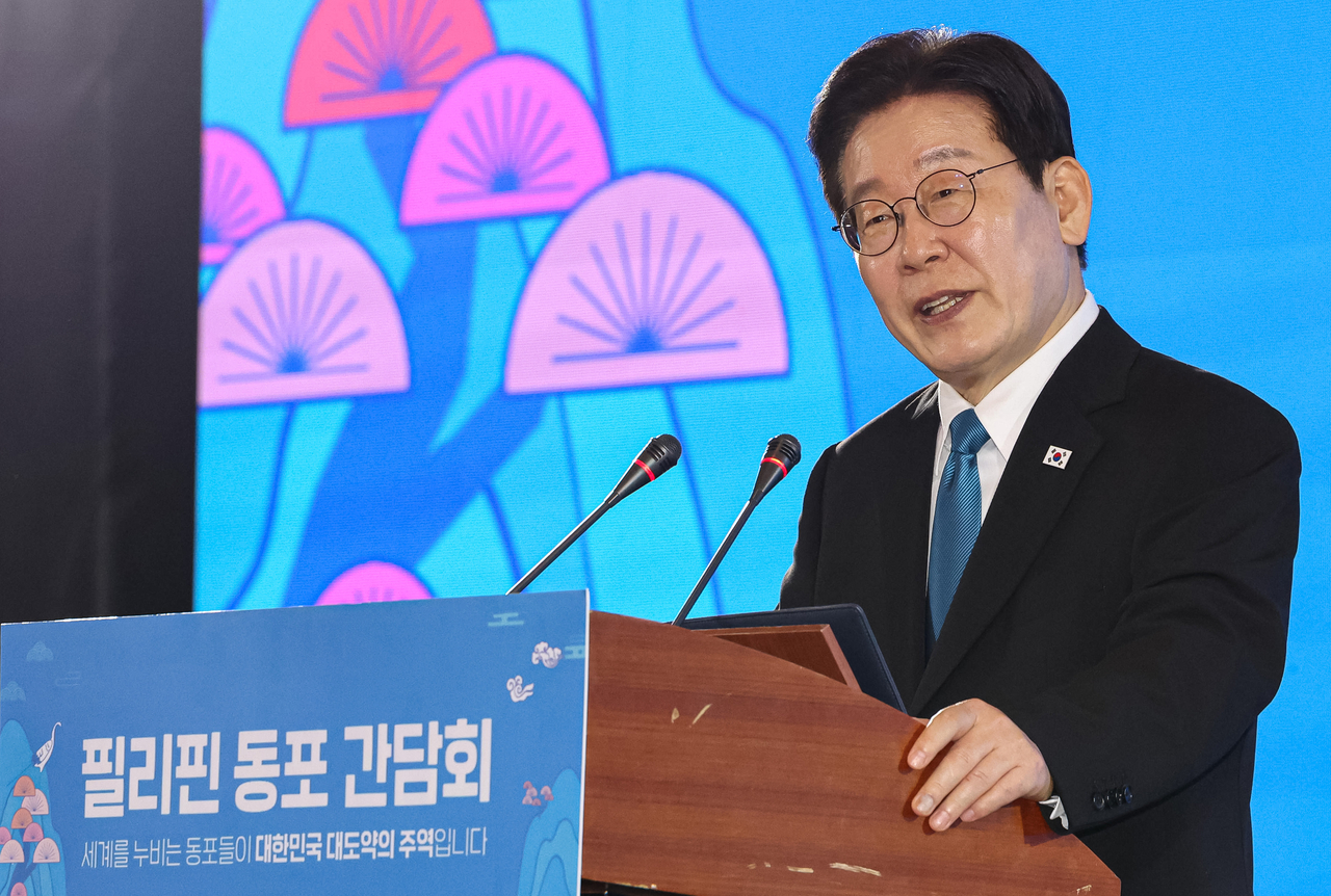 South Korean President Lee Jae Myung addresses a meeting with South Korean residents in Manila on Wednesday. (Yonhap)