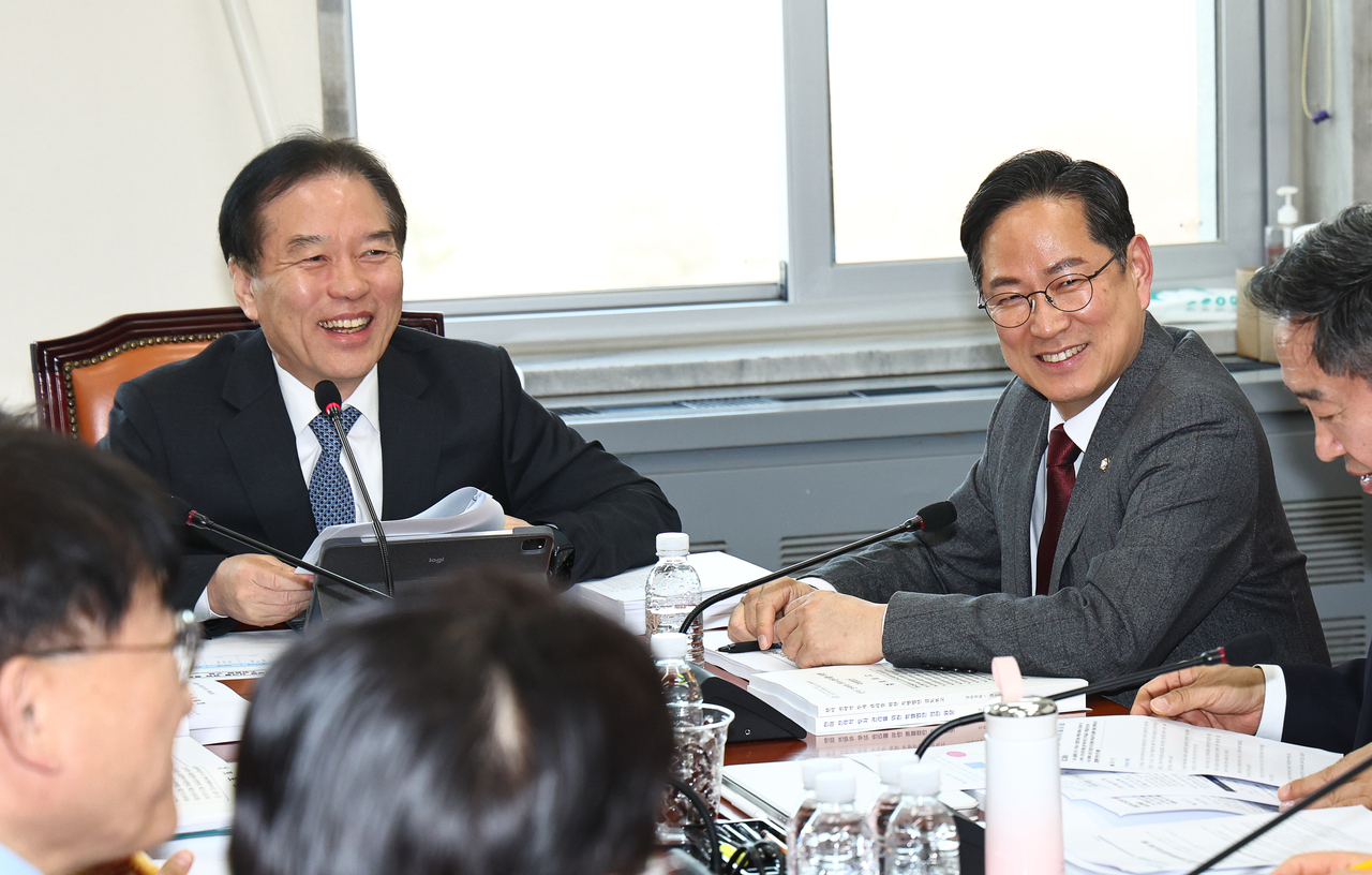 Rep. Jung Tae-ho (left) of Democratic Party presides over a subcommittee meeting to review the bill to provide a framework for South Korea's invetsment in US projects, with participants including Rep. Park Soo-young (right) of the People Power Party on Wednesday. (Newsis)