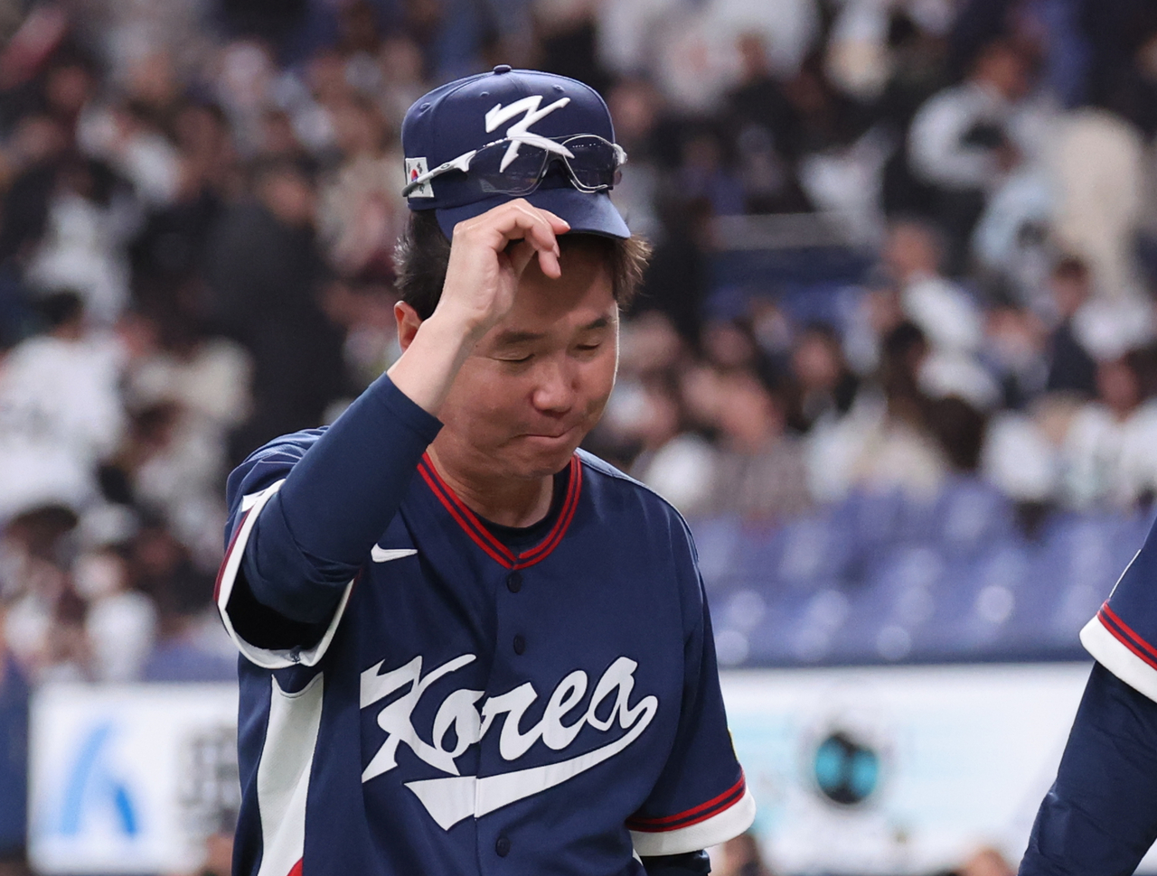 3일 일본 오사카 교세라돔에서 열린 월드베이스볼클래식(WBC) 평가전 한국 대표팀과 일본 프로야구 오릭스 버팔로스와의 경기에서 8-5로 승리한 한국 류지현 감독이 관중을 향해 인사하고 있다. [연합]