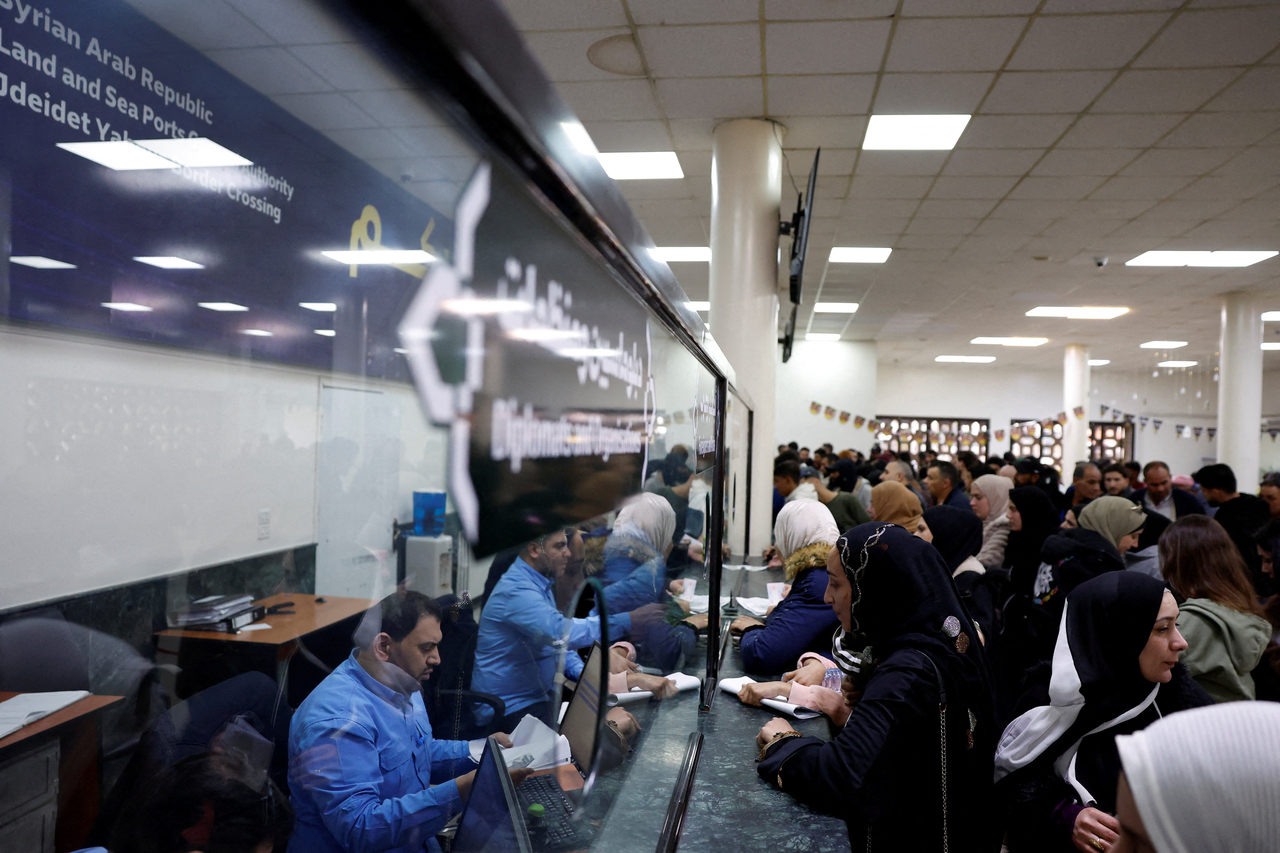 Syrians living in Lebanon wait at the Ministry of Interior Immigration and Passports Department, at the Syrian-Lebanese border in Jdaydet Yabous, Syria, Tuesday. (Reuters-Yonhap)