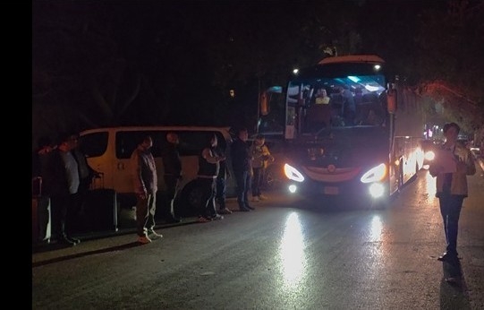 A bus carrying South Korean nationals evacuating from Israel arrives in Cairo, Egypt, on Wednesday. (Yonhap)