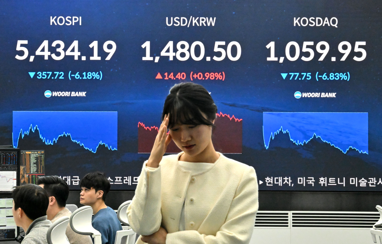 An electronic board at Woori Bank’s dealing room in central Seoul shows the Kospi standing at 5,434.19, the Kosdaq at 1,059.95, and the Korean won quoted at 1,480.5 per dollar, Wednesday. (Im Se-jun/ The Korea Herald)