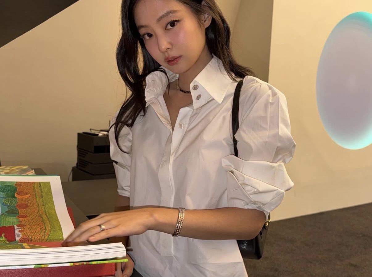 Jennie of Blackpink wearing a Chanel poplin shirt (Instagram)