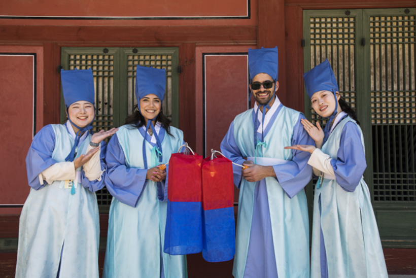Volunteers known as Goong-ee Doong-ee pose at the previous K-Royal Culture Festival. (Korea Heritage Agency)
