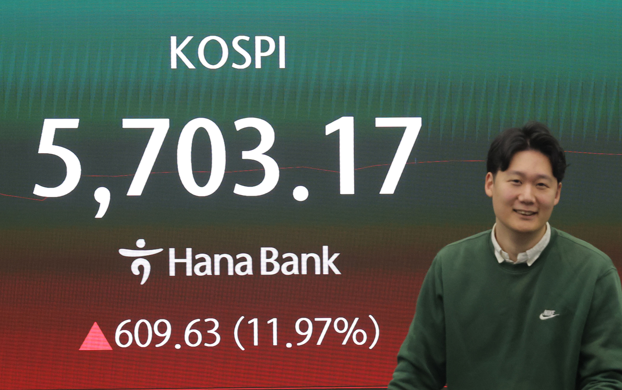 An electronic board at Hana Bank's dealing room in central Seoul shows the Kospi standing at 5,703.17, gaining 609.63 points, or 11.97 percent, from the previous session, in early trading on Thursday. (Yonhap)