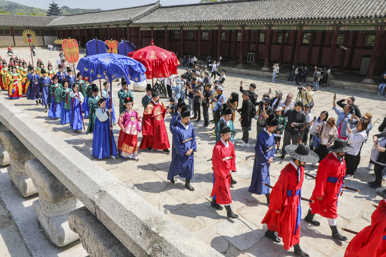Reenactment of King Sejong’s daily life at Gyeongbokgung Palace during the 2025 Spring K-Royal Culture Festival (Korea Heritage Agency)