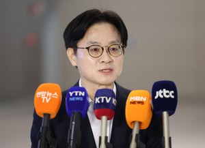 Industry minister heads to Canada to back Seoul's bid for submarine project