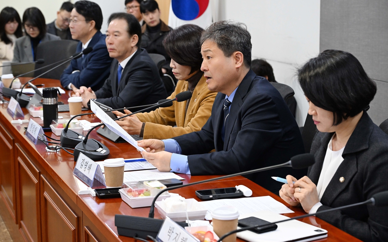 Rep. Kim Young-bae (second from right) speaks during a Democratic Party of Korea lawmakers' meeting with South Korean business representatives in the National Assembly on Thursday. (Lee Sang-sub/The Korea Herald)