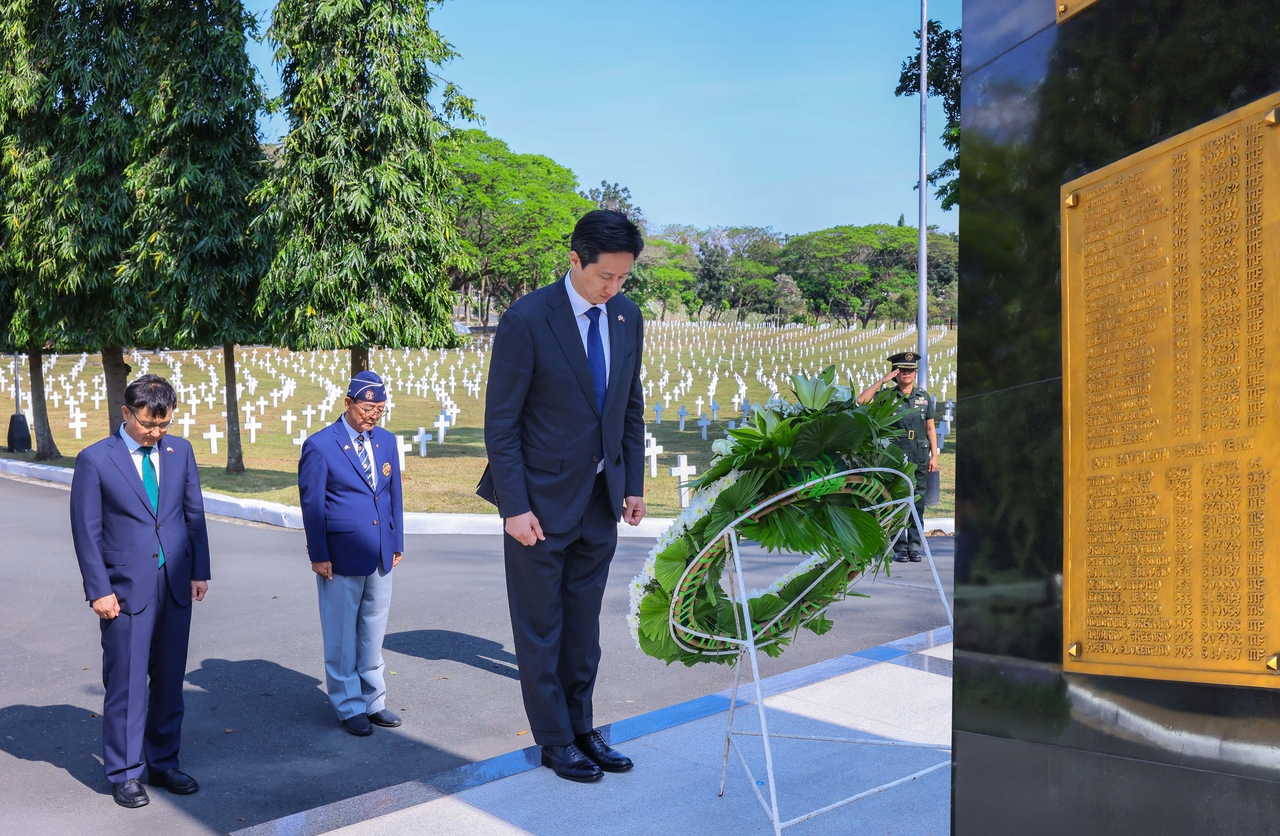 HD Hyundai Chair Chung Ki-sun bows his head in silence at the Korean War Memorial Pylon in Libingan ng mga Bayani, Manila, Wednesday. (HD Hyundai)