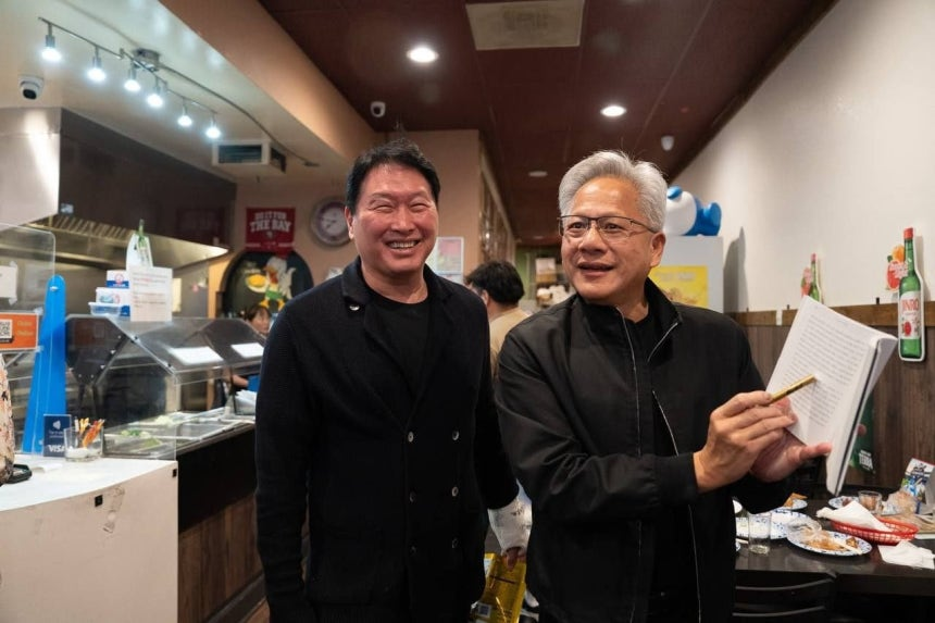 SK Group Chairman Chey Tae-won (left) and Nvidia CEO Jensen Huang pose during a dinner meeting at a Korean pub 99 Chicken in Santa Clara, California, Feb. 5. (Yonhap)