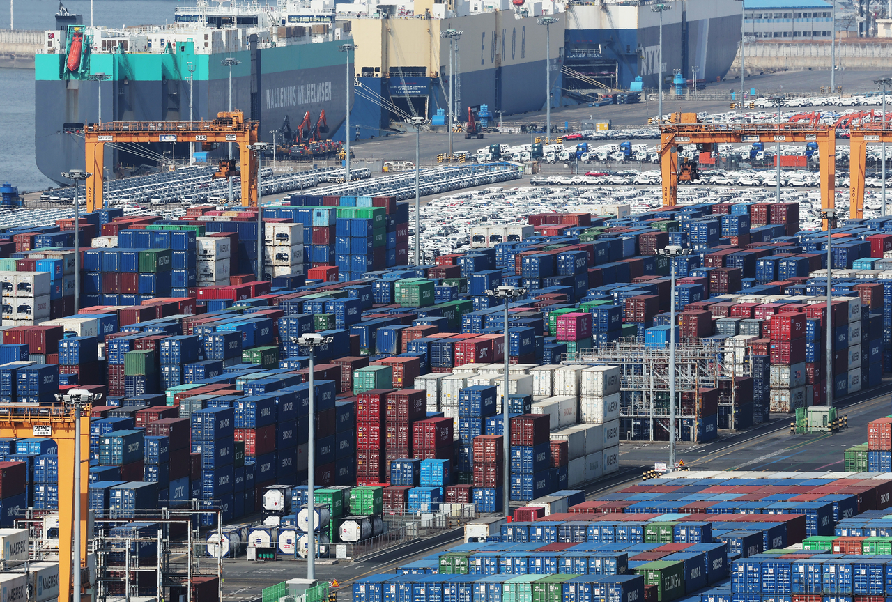 Containers are stacked at a port in Peongtaek, Gyeonggi Province on Sudnay. (Yonhap)