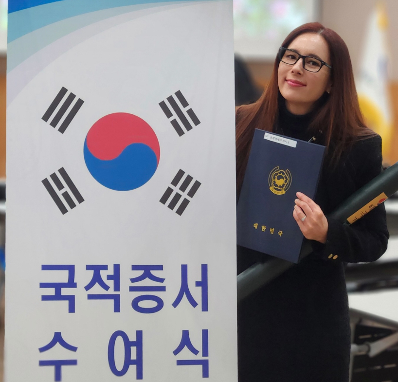 Eva Popiel poses at her naturalization certificate presentation ceremony held at the Yangju Immigration and Foreign Affairs Office in Gyeonggi Province in a photo uploaded to her Instagram account on Tuesday. (Eva Popiel)