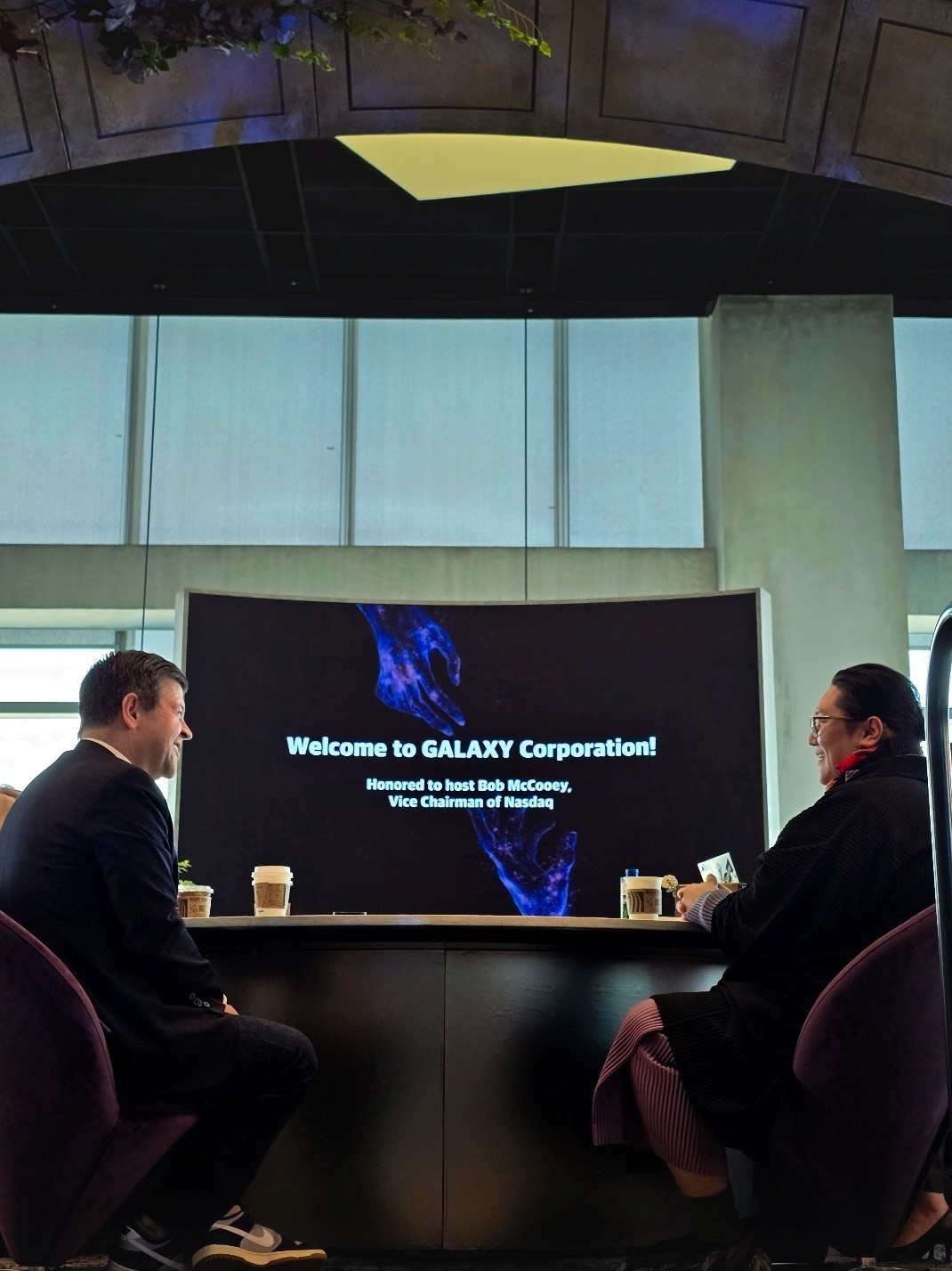 Bob McCooey (left), vice chairman of Nasdaq, speaks with Galaxy Corp. CEO Choi Yong-ho at the company’s headquarters in Seoul, Thursday. (Galaxy Corporation)