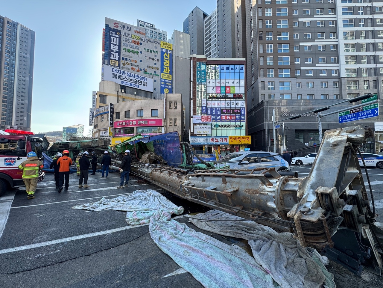 4일 오전 9시6분께 대구 수성구 만촌동 만촌네거리에서 공사 중인 천공기가 쓰러졌다. 이 사고로 2명이 병원으로 이송되는 등 경상자 3명이 발생했다.[대구소방안전본부 제공]
