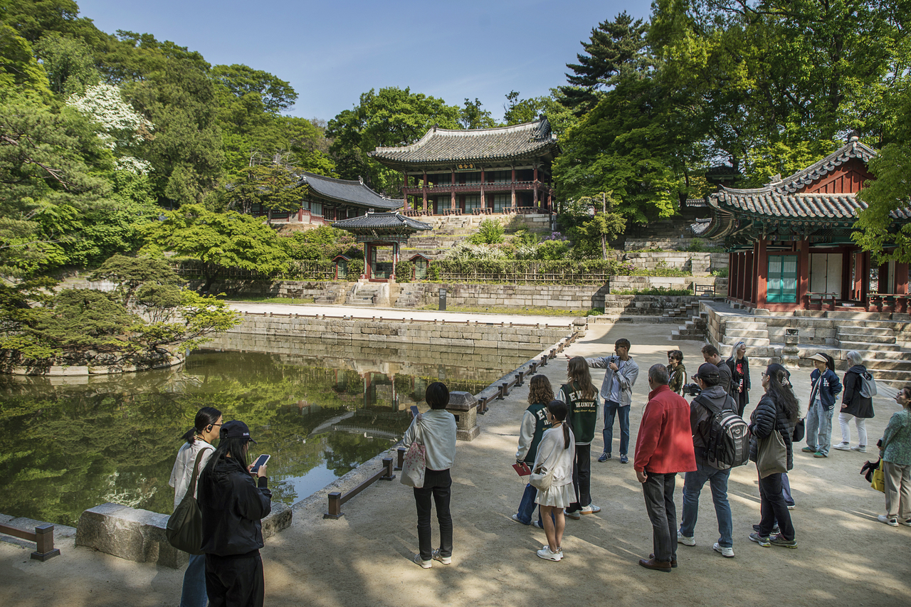 Participants take part in the morning stroll program at Changdeokgung Palace during the 2025 Spring K-Royal Culture Festival. (Korea Heritage Agency)