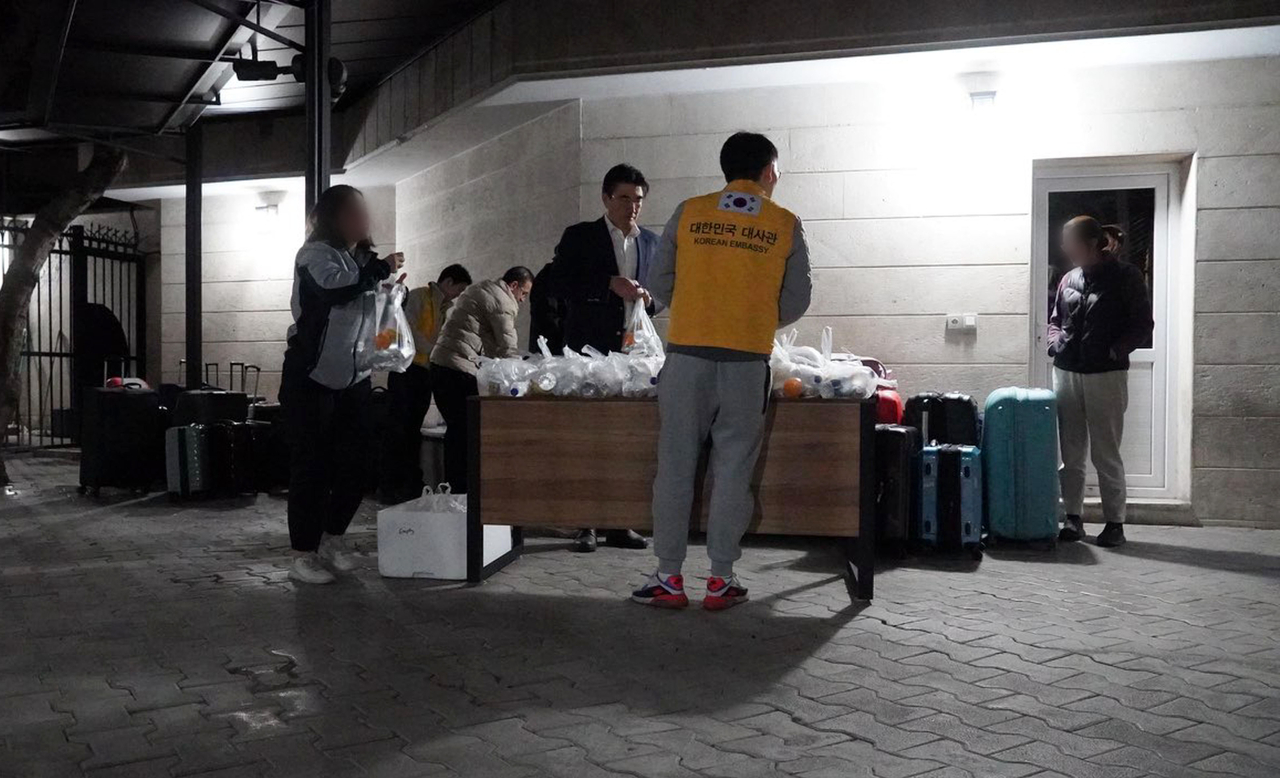 South Koreans residents in Iran arrive at the Iran-Turkmenistan border on Tuesday after departing with the help of the Ministry of Foreign Affairs. (Yonhap)