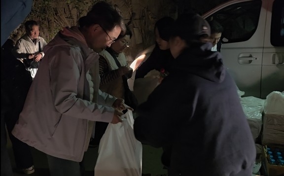 4일(현지시간) 새벽 1시간 조금 넘은 시각 이집트 수도 카이로의 외국인 밀집 거주 지역인 마디의 빅토리아 광장 인근에 전쟁의 포화를 피해 국경을 넘은 이스라엘 체류 국민과 동포, 단체관광객 등이 도착해 주이집트한국대사관이 마련한 도시락을 받아 들고 있다. [연합]