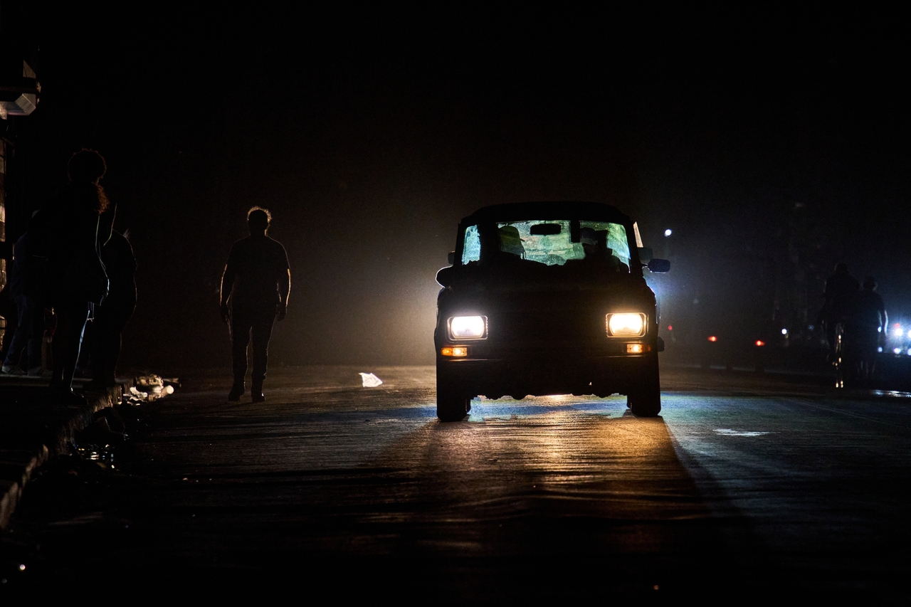 A vehicle drives down a street during a blackout in Havana, Wednesday. (AP-Yonhap)