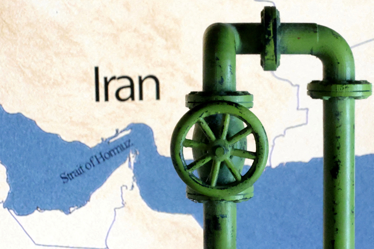 A map showing the Strait of Hormuz and Iran is seen behind a 3D-printed oil pipeline in this illustration. (Reuters-Yonhap)