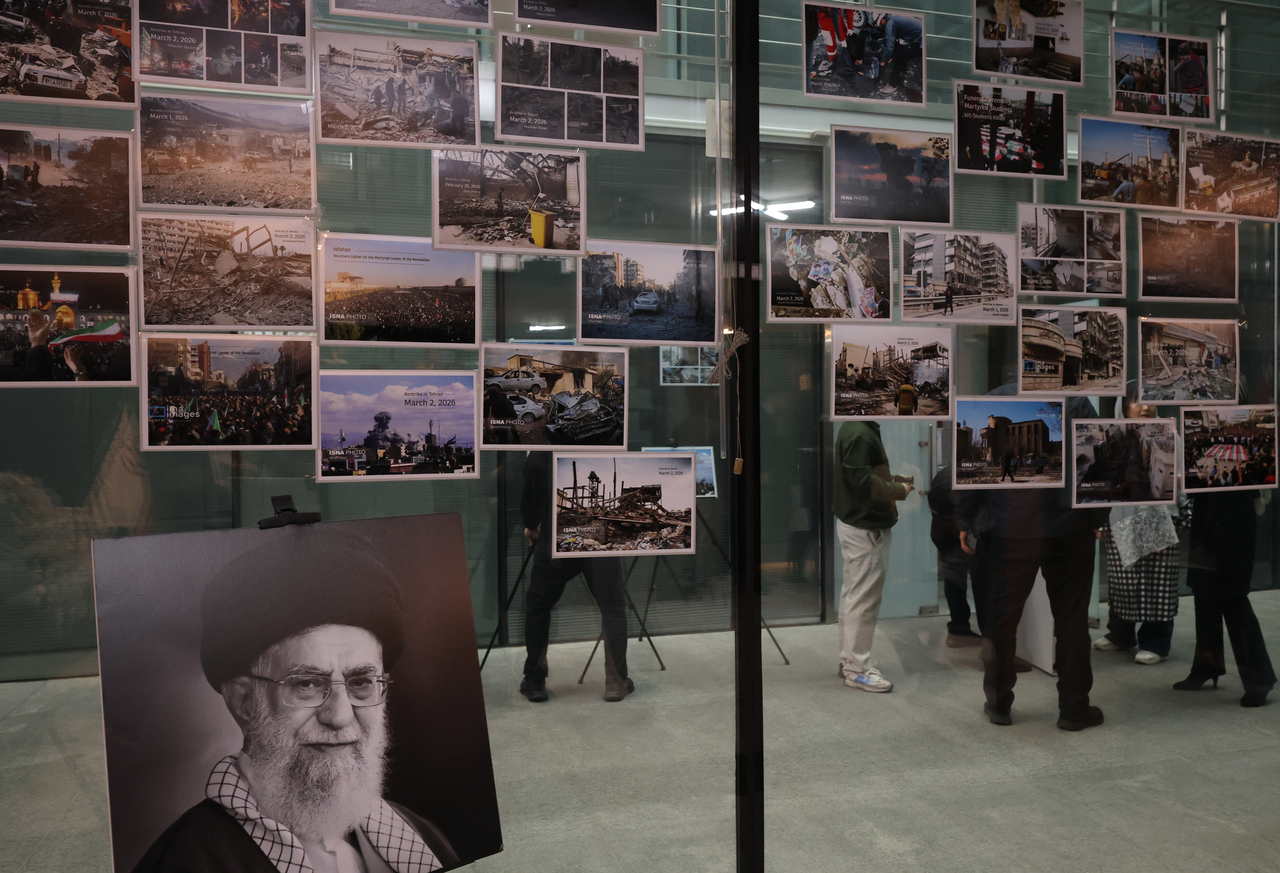 Officials at the Iranian Embassy in Seoul attach photos to a wall ahead of a press conference by Iranian Ambassador to Korea Saeed Koozechi on Thursday. (Yonhap)