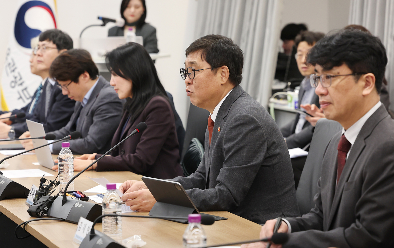 Chae Hwi-young, the minister of culture, sports and tourism, (second from right) attends the launch of a public-private task force aimed at preventing ticket scalping in the performance and sports industries at the National Museum of Modern and Contemporary Art, Seoul, Thursday. (Yonhap)