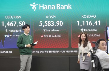 최근 연이틀 폭락한 코스피가 급반등해 단숨에 5580대를 회복한 5일 서울 중구 하나은행 딜링룸에서 직원이 업무를 보고 있다. [연합]