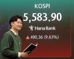 최근 연이틀 폭락한 코스피가 급반등해 단숨에 5580대를 회복한 5일 서울 중구 하나은행 딜링룸에서 직원이 업무를 보고 있다. [연합]