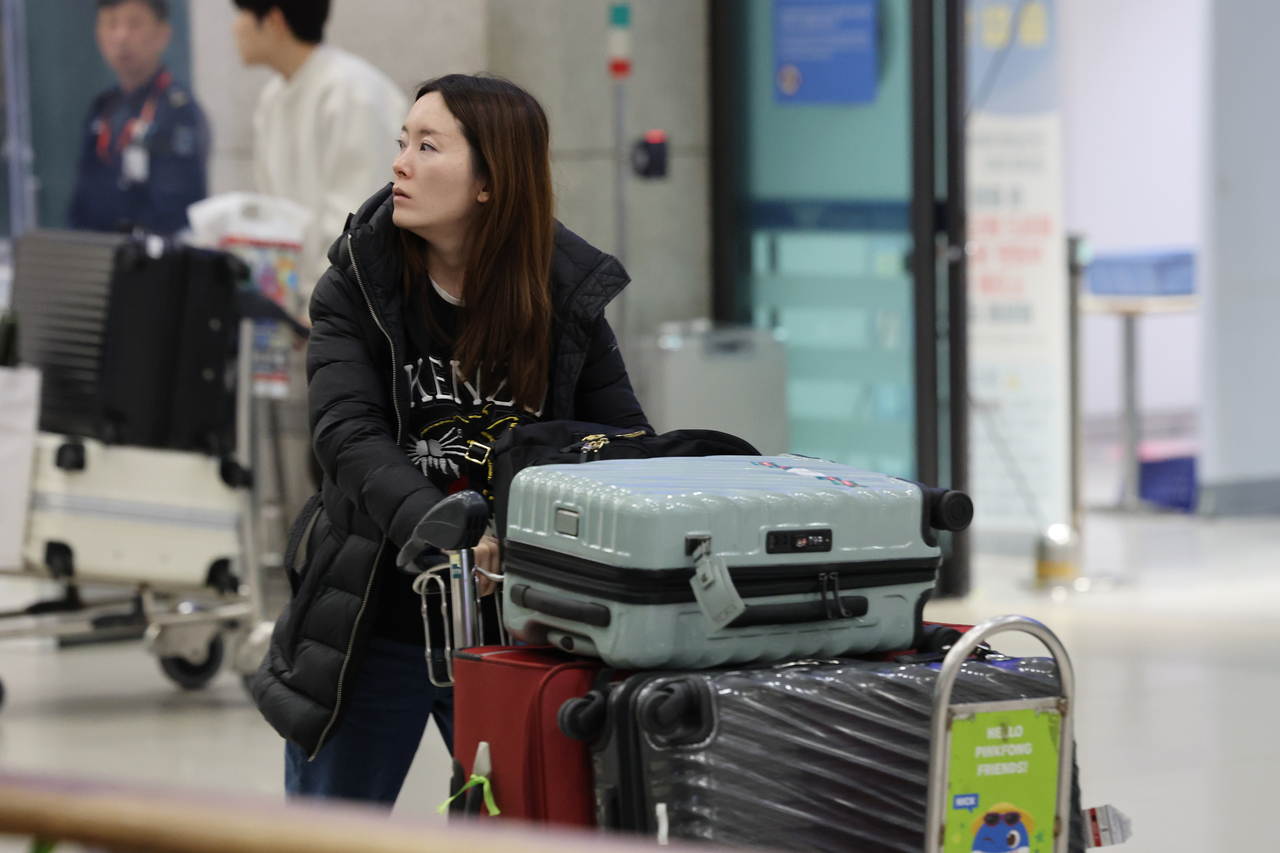 An employee from the South Korean Embassy in Iran arrives at Incheon International Airport on Thursday. (Yonhap)