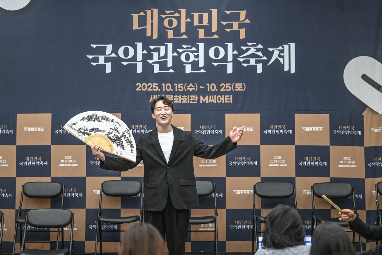 Pansori singer Lee Gwang-bok sings during a press conference held at the Sejong Center for the Performing Arts in Seoul on Thursday. (Sejong Center)