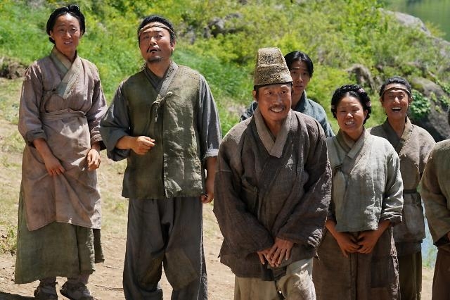 Yoo Hae-jin (center) as Um Heung-do in "The King's Warden" (Showbox)