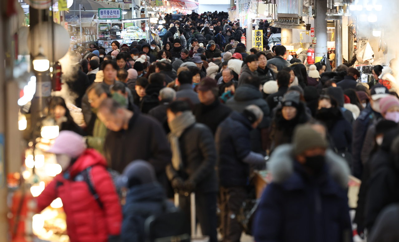 A traditional market is packed with people shopping for groceries on Feb. 8. (Yonhap)