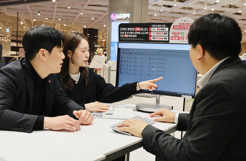지난 4일 롯데백화점 대구점 8층 LG전자 매장에서 리뉴얼 오픈 행사를 앞두고 직원이 가전 예약 고객과 상담하는 모습.[롯데백화점 제공]