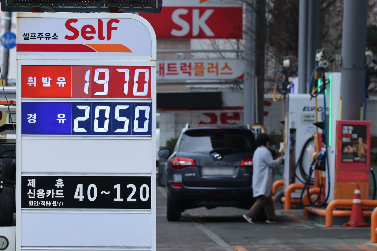 Gasoline and diesel prices in Seoul have risen above 1,900 won and 2,000 won per liter, respectively. The photo shows a gas station in Seoul on Friday. (Yonhap)