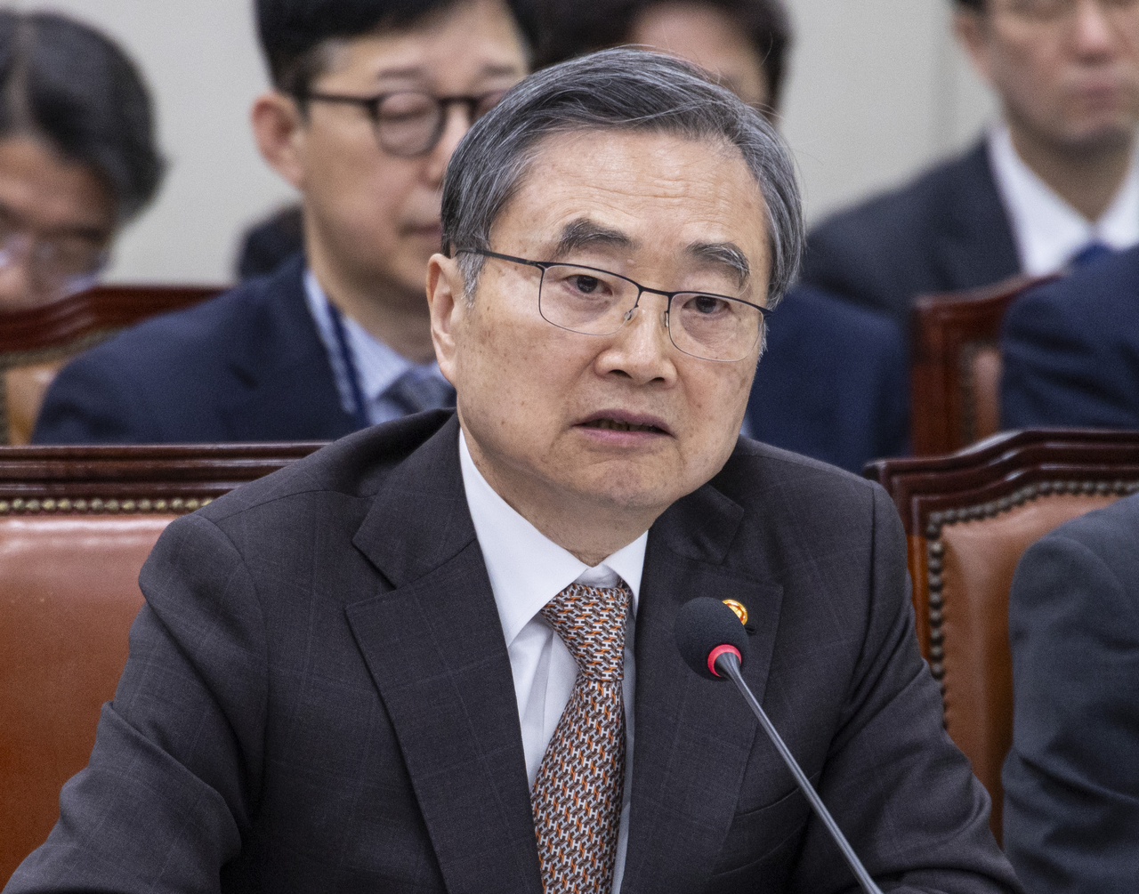Foreign Minister Cho Hyun speaks during an emergency parliamentary session of the National Assembly’s Foreign Affairs and Unification Committee at the National Assembly in western Seoul on Friday. (Yonhap)